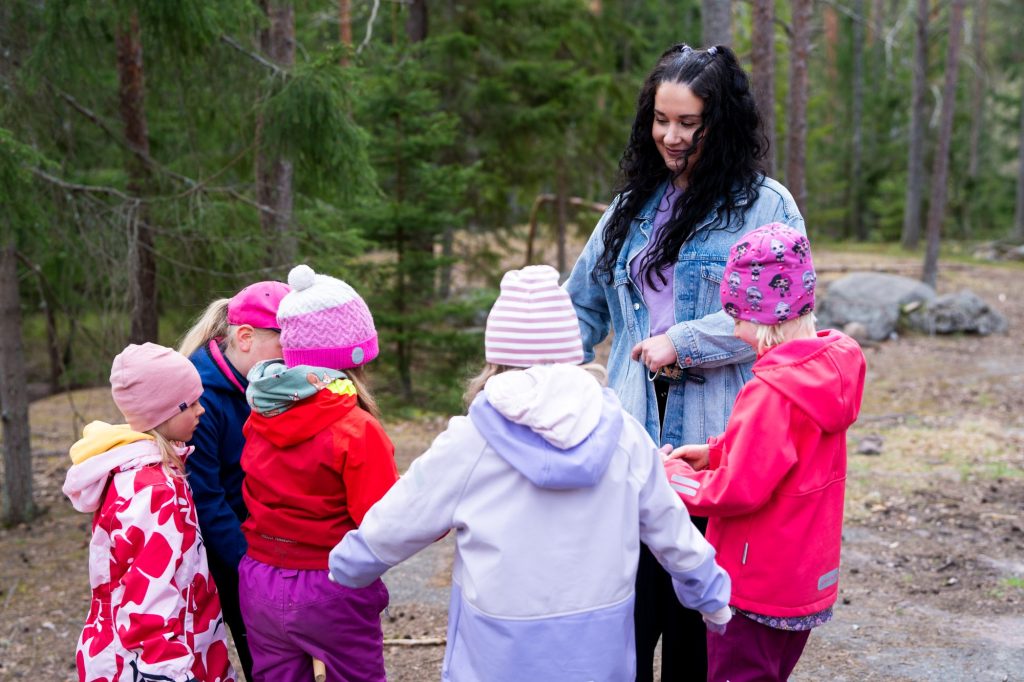 Luokanopettaja Jamsin Anyen Espoon Steinerkoulusta